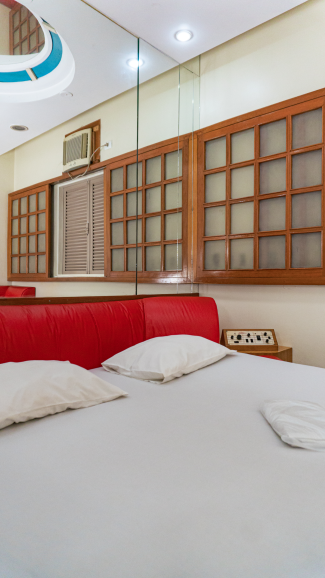 Mulher realizando procedimento